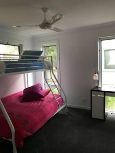 Postel nebo postele na pokoji v ubytování Smiths Beach Retreat - Surfers heaven FreeWiFi