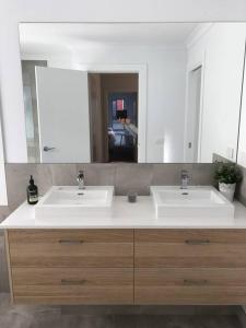 Koupelna v ubytování Smiths Beach Retreat - Surfers heaven FreeWiFi + 16 fotografií