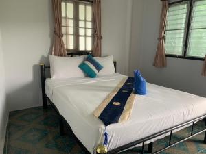 a bedroom with two twin beds in a room at JP Resort Koh Tao in Koh Tao