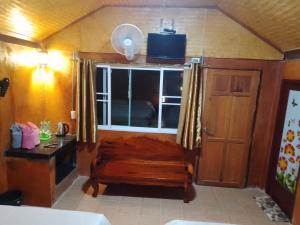 a small room with a bench and a window at Lung Soi Nguen Homstay Pang Oung in Pang Ung