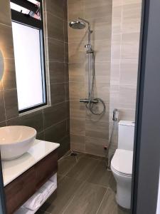 een badkamer met toilet, wastafel en douche bij Ánh Dương House in Da Lat +52 foto's