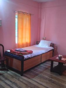 Кровать или кровати в номере N R Resort Kaziranga