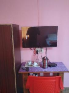 Телевизор и/или развлекательный центр в N R Resort Kaziranga