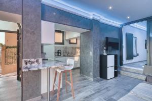 Dapur atau dapur kecil di Apartment les Sablettes panoramic sea view