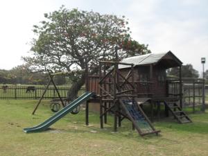 un parque infantil con un tobogán y un árbol en Soloko Game farm, en Kareedouw