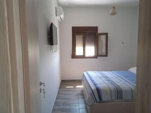 Giường trong phòng chung tại Kamares View (Απέραντο Γαλάζιο)