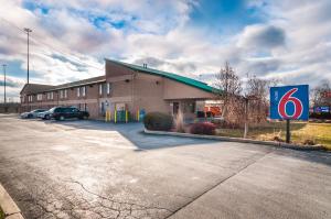 a building with a sign next to a parking lot at Motel 6-Lansing, IL - Chicago South in Lansing