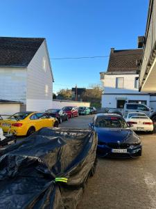 een groep auto's geparkeerd op een parkeerplaats bij vina am ring in Mannebach