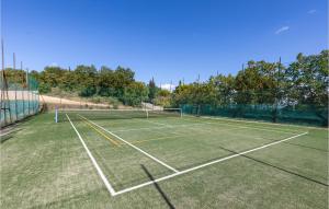 a tennis court with two tennis courts at Mandorli in Monte Santa Maria Tiberina