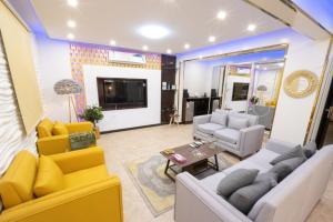 un soggiorno con divani e TV a schermo piatto di المرجانة للوحدات السكنية a Rafha