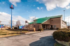 un magasin krispy kreme avec un toit vert dans l'établissement Motel 6-Lansing, IL - Chicago South, à Lansing