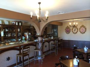 bar w restauracji ze stołami i krzesłami w obiekcie El Porton de la Huebra w mieście Vecinos