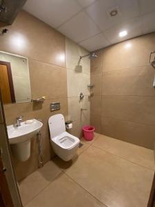 La salle de bains est pourvue de toilettes et d'un lavabo. dans l'établissement Maleyam Homestay Riverside, à Kozhikode