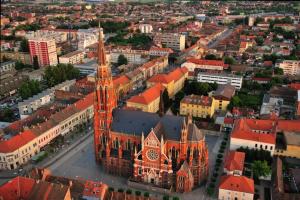 una vista aerea di una città con una chiesa di Hostel OS a Osijek