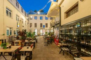 un ristorante con tavoli e sedie in un edificio di Hostel OS a Osijek