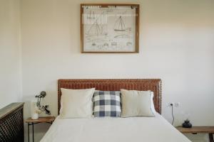 1 dormitorio con 1 cama con una foto en la pared en Apartamentos Etxetxu Branka eta Ankora, en Getxo
