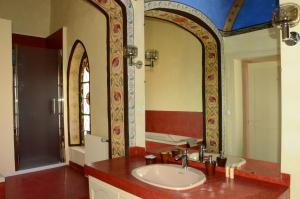 een badkamer met een wastafel en een spiegel bij La Lit'Hote in Mirefleurs