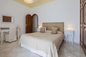 una camera con letto, tavolo e scrivania di B&B Mamma Rosa Positano a Positano