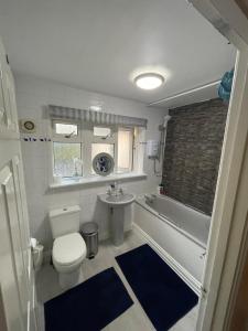 e bagno con servizi igienici, vasca e lavandino. di Shared House in Chakeshill Drive a Bristol