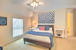 - une chambre avec un lit et un ventilateur de plafond dans l'établissement Beautiful Montgomery Home with Lakefront Deck!, à Montgomery