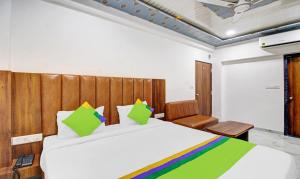 Letto o letti in una camera di Treebo Hotel Rk Inn, Railway Station