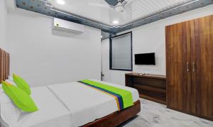 Letto o letti in una camera di Treebo Hotel Rk Inn, Railway Station