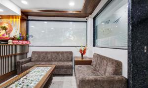 uma sala de espera com duas cadeiras e uma mesa em Treebo Trend Hotel Rk Inn, Railway Station em Nagpur