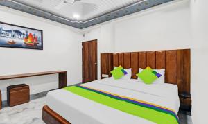 Letto o letti in una camera di Treebo Hotel Rk Inn, Railway Station