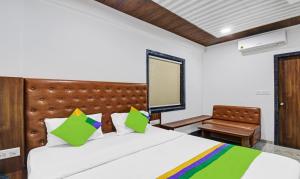 Letto o letti in una camera di Treebo Hotel Rk Inn, Railway Station