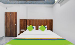 Letto o letti in una camera di Treebo Hotel Rk Inn, Railway Station