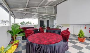 grupa czerwonych krzeseł i czerwony stół w pokoju w obiekcie Treebo Trend Hotel Rk Inn, Railway Station w mieście Nagpur