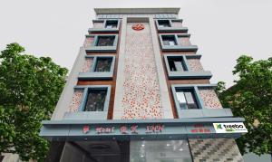 Un palazzo alto con un orologio sul lato. di Treebo Hotel Rk Inn, Railway Station a Nagpur