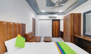 Letto o letti in una camera di Treebo Hotel Rk Inn, Railway Station