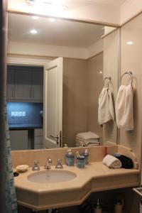 baño con lavabo y espejo grande en Green Park - Studio, en Punta del Este
