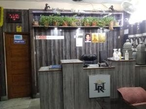 een bar met potplanten op een houten muur bij HOTEL ROYALE in Calcutta