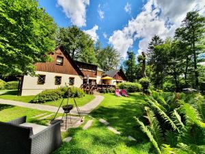 a home with a yard with a house at Ferienhaus Jägerhaus Oppach Privathaus in Oppach