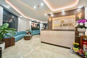 un vestíbulo de hotel con recepción y un hotel en Hotel Royal en Hanói
