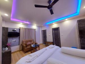 TV a/nebo společenská místnost v ubytování Mohana Beach Resorts Mandarmani