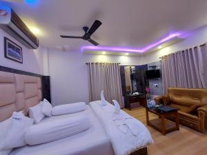 TV a/nebo společenská místnost v ubytování Mohana Beach Resorts Mandarmani