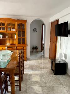 een woonkamer met een eettafel en een televisie bij La Nana in Castril