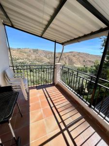 een balkon met uitzicht op de bergen bij La Nana in Castril