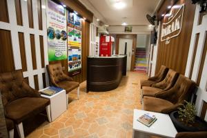 una sala d'attesa con sedie e bancone di Darak hotel ad Aqaba