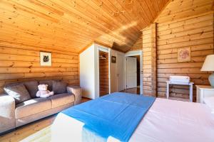 um quarto com uma cama grande e um sofá em Luxury Chalet Vila on Mountain Top with great view em Kalavrita