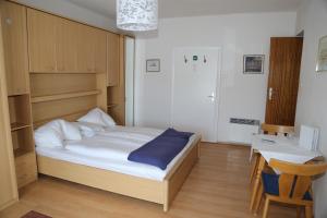 Een bed of bedden in een kamer bij Strandhotel Pichler
