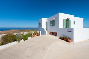 biały budynek z widokiem na ocean w obiekcie Villa Marmara w mieście Cherronisos