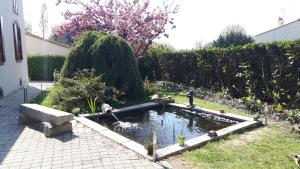 un jardín con un estanque con patos. en Le Clos Sainte Lea, en Mouilleron-le-Captif