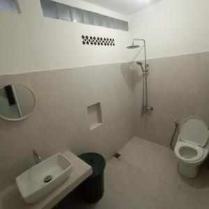 y baño con lavabo, aseo y espejo. en Sewa Rumah Harian 3 BR di Bandung,Kiaracondong, en Bandung