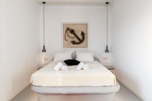 A bed or beds in a room at Yalos mykonos 3 bedroom Luxury home in Mykonos Town with Sea & Sunset view