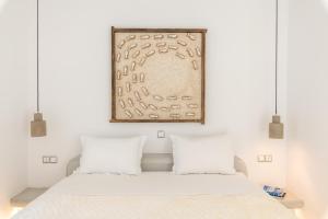 A bed or beds in a room at Yalos mykonos 3 bedroom Luxury home in Mykonos Town with Sea & Sunset view
