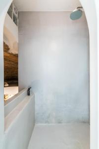 Et badeværelse på Yalos mykonos 3 bedroom Luxury home in Mykonos Town with Sea & Sunset view